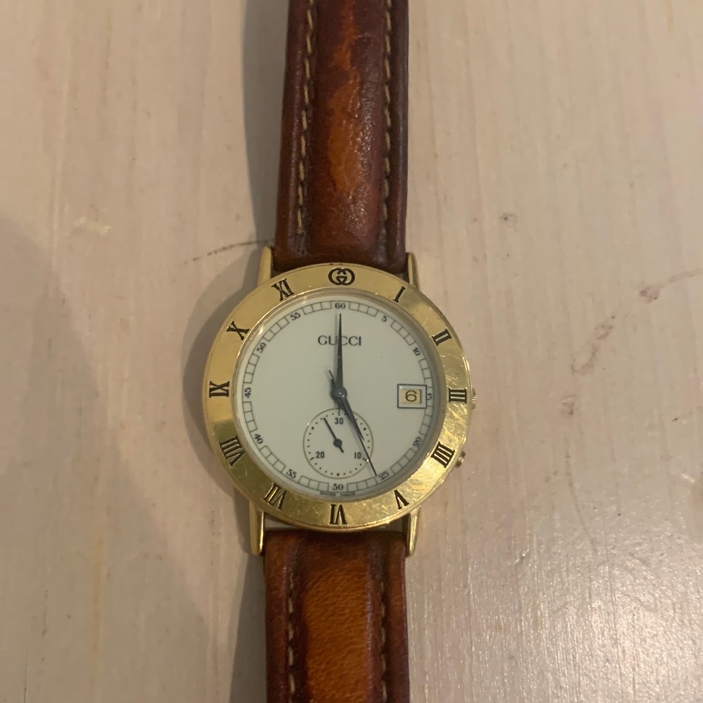 Gucci 3800 M watch. Great condition, leather strap. NEEDS NEW BATTERIES